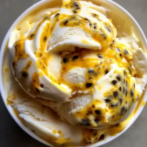 Säuerliches Griechisches Joghurt-Eis mit Passionsfruchtwirbel