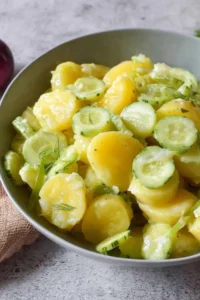 Kalorienarmer Kartoffelsalat mit Gurke und Brühe