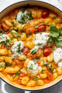 30 Minuten Cremige Tomaten Gnocchi mit Burrata