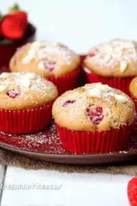 Saftige Erdbeer Muffins mit weißer Schokolade