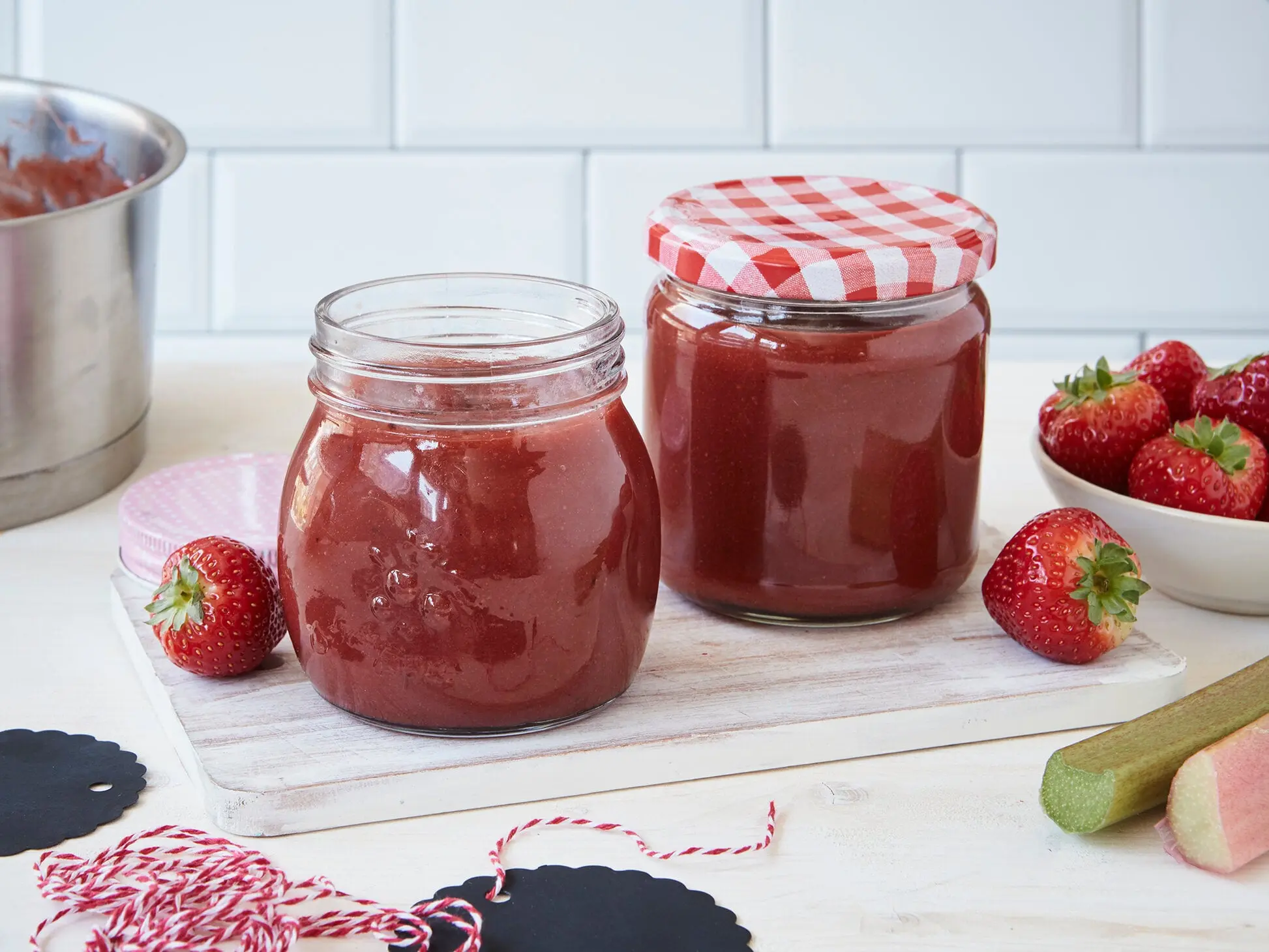 Erdbeer-Rhabarber-Marmelade – so schnell & einfach | Die besten Backrezepte mit Gelinggarantie 2 Erdbeer-Rhabarber-Marmelade