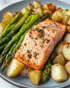 Grüner Spargel mit Lachs