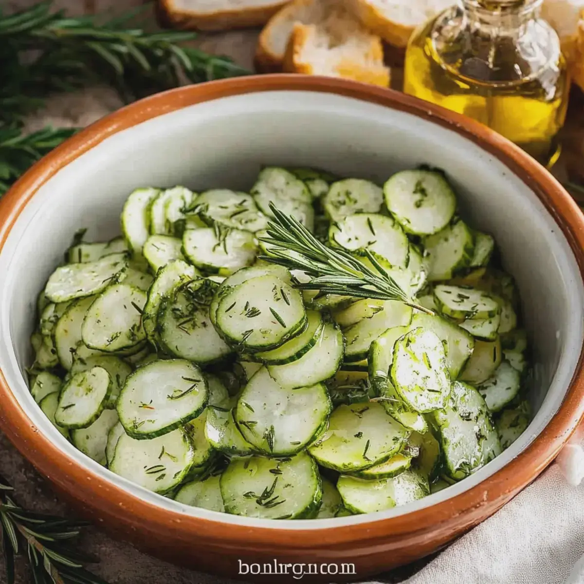 Gurkensalat mit Essig Öl