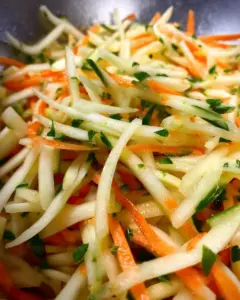 Frischer Kohlrabi Karotten Apfel Salat