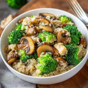 Cremige Quinoa-Pfanne mit Brokkoli und Champignons