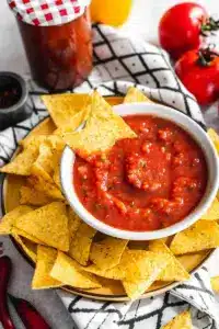 Selbstgemachte scharfe Tomaten Salsa