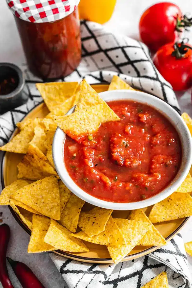 Selbstgemachte scharfe Tomaten Salsa