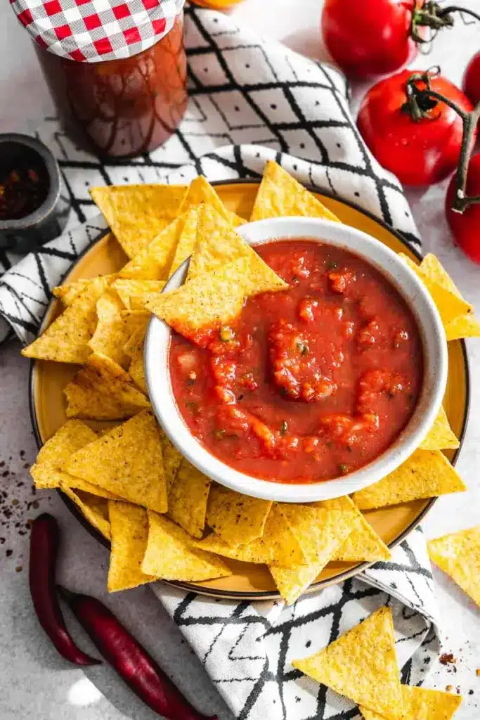Selbstgemachte scharfe Tomaten Salsa
