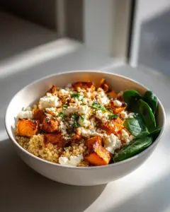 Gesunde Süßkartoffel Quinoa Bowl: Honig, Feta, einfach lecker!