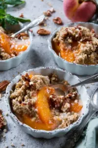 Knusprige kleine Crumbles mit Aprikosen und Pekannüssen