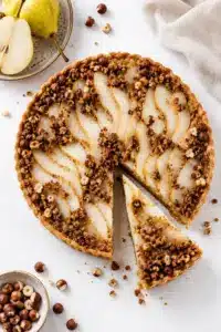 Birnen-Frangipane-Tarte mit Haselnuss-Crumble