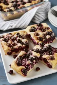Blechkuchen mit roten Trauben