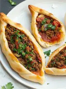 Köstlich hausgemachte gefüllte Pide