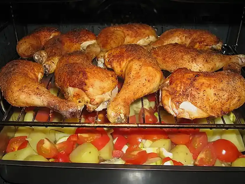 Hähnchenschenkel mit Ofengemüse