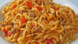 Klassische Jugoslawische Paprikapfanne mit Cevapcici