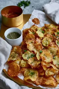 Selbstgemachte knusprige Kartoffelchips
