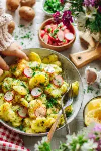 Klassischer Kartoffelsalat mit Brühe und Dill