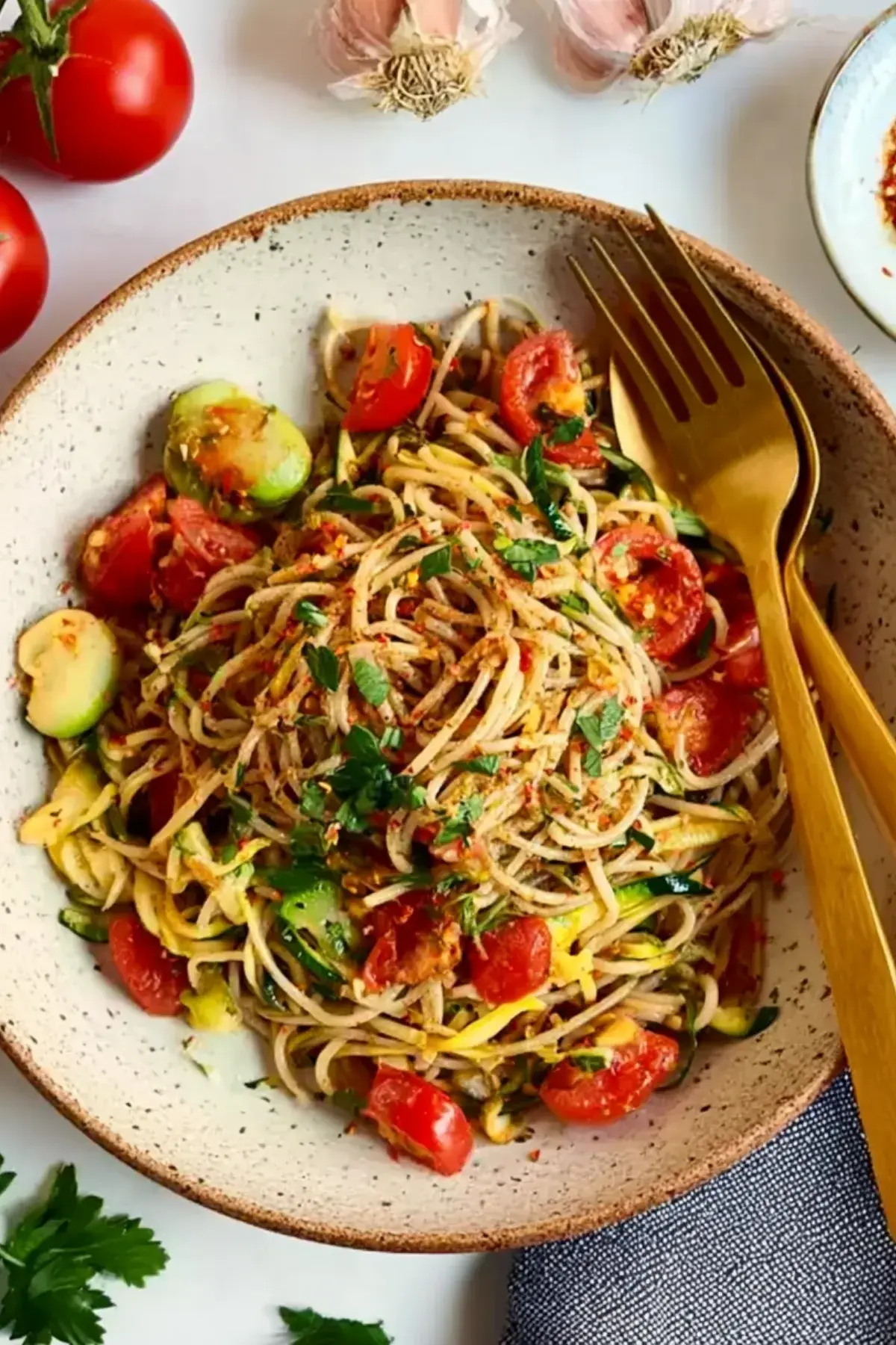 Knoblauch Spaghetti mit Zucchini und Tomaten