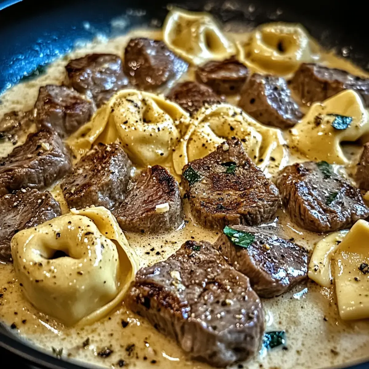 Unwiderstehliche Knoblauchsteak-Tortellini in Cremesoßenglück 2 Knoblauchsteak-Tortellini