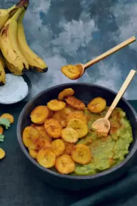 Knusprig gebackene Kochbananen Chips