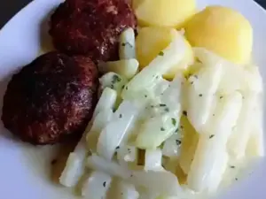 Klassisches Kohlrabigemüse mit Hackfleisch