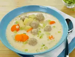 Herzhafte Kohlrabisuppe mit Hackfleisch