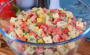 Bunter Schinken-Käse-Paprikasalat