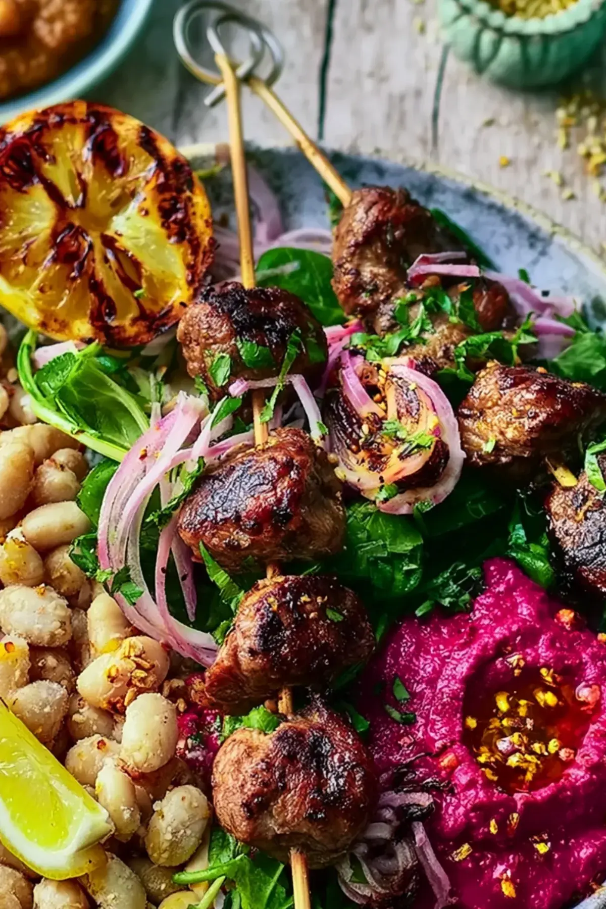 Lammspieße mit weißen Bohnen