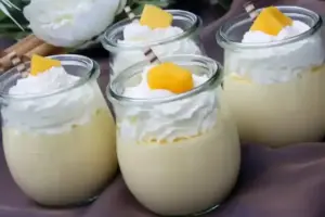 Erfrischende Mango-Buttermilch-Creme