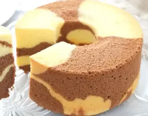 Klassischer saftiger Marmorkuchen