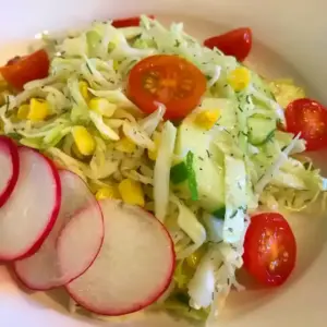 Genussvoller Abnehm-Salat aus Möhren, Sellerie und Äpfeln