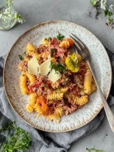 Klassischer Nudel Hackfleisch Auflauf