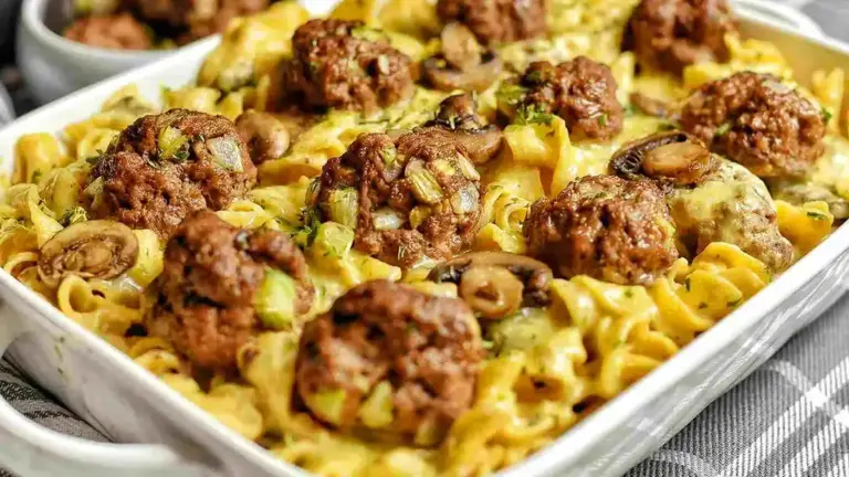 Nudeln mit Pilzsoße und Hackbällchen