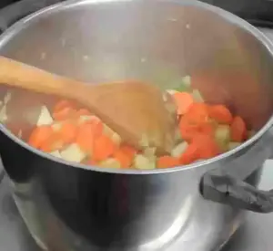 Omas klassische Hühnersuppe