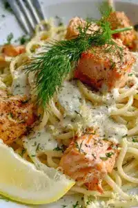 Pasta mit Lachs an leichter Zitronensauce