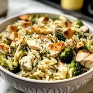 Pesto Hähnchen Caesar Pasta mit geröstetem Brokkoli