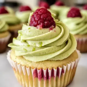 Verführerische Pistazien-Muffins mit Himbeerfüllung