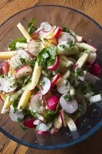 Erfrischender Radieschen Apfel Salat
