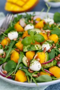 Rucola Mango Salat mit Pinienkernen