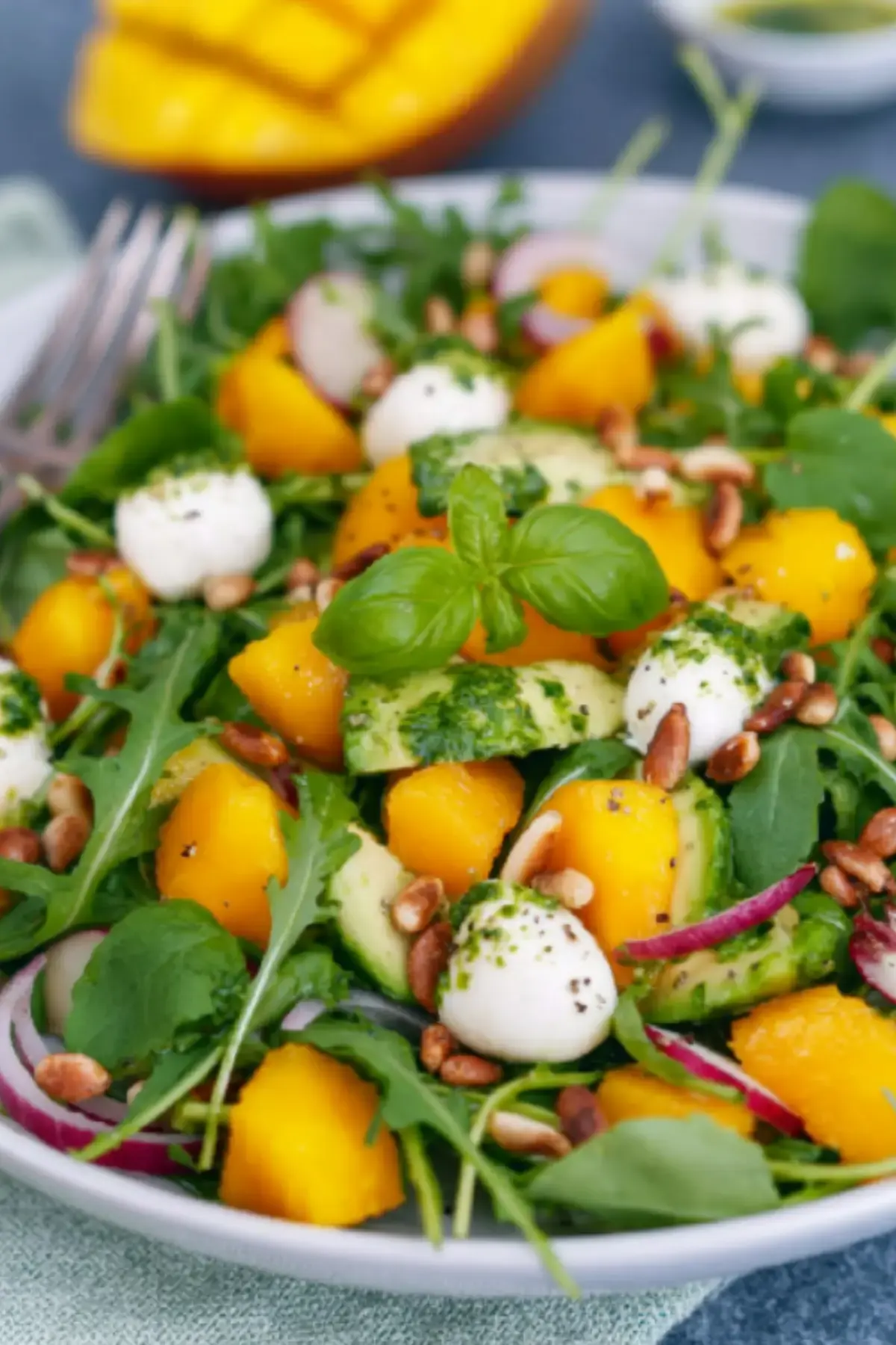 Rucola Mango Salat mit Pinienkernen