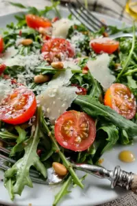 Rucola Salat mit Tomaten und Parmesan