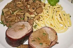 NT-Schweinefilet im Speckmantel mit Champignons und Spätzle