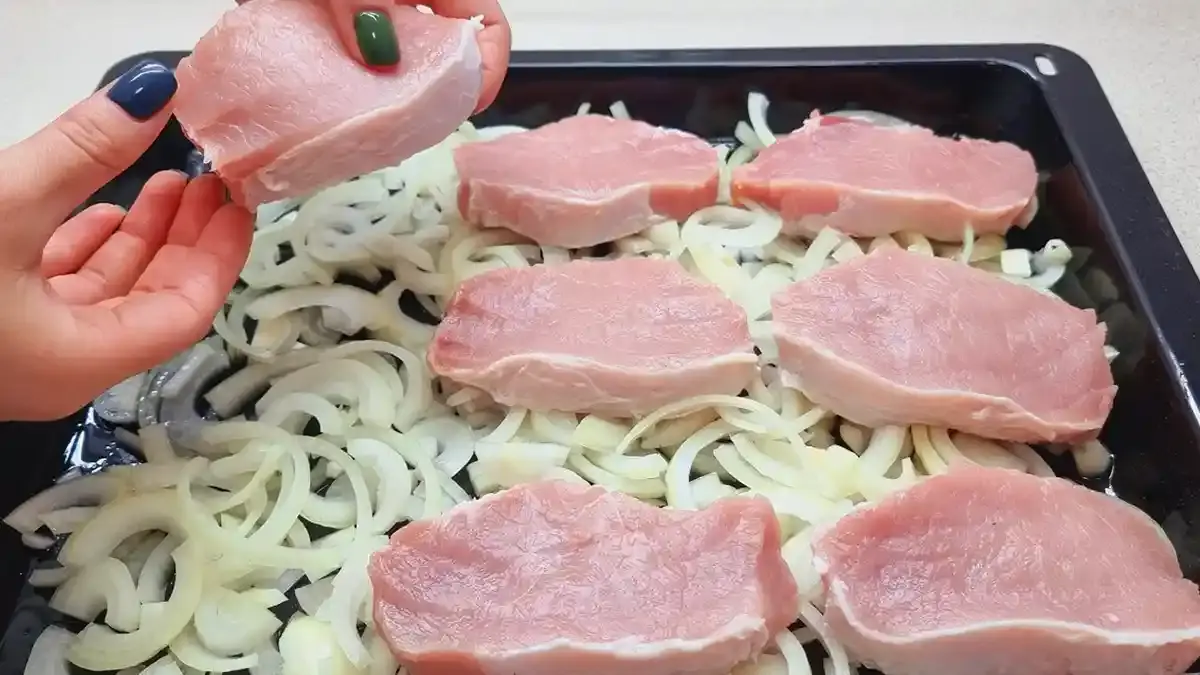 Schweinefleisch mit Zwiebeln