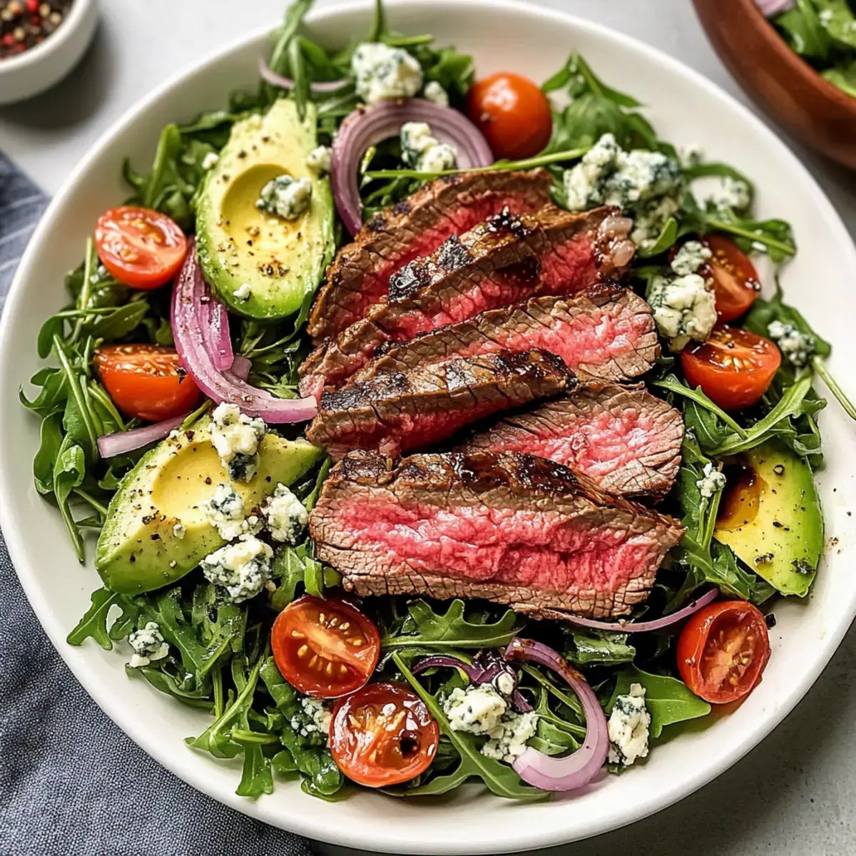 Perfekter Steak Salat mit Balsamico-Dressing für den Sommer 2 Steak Salat mit Balsamico-Dressing