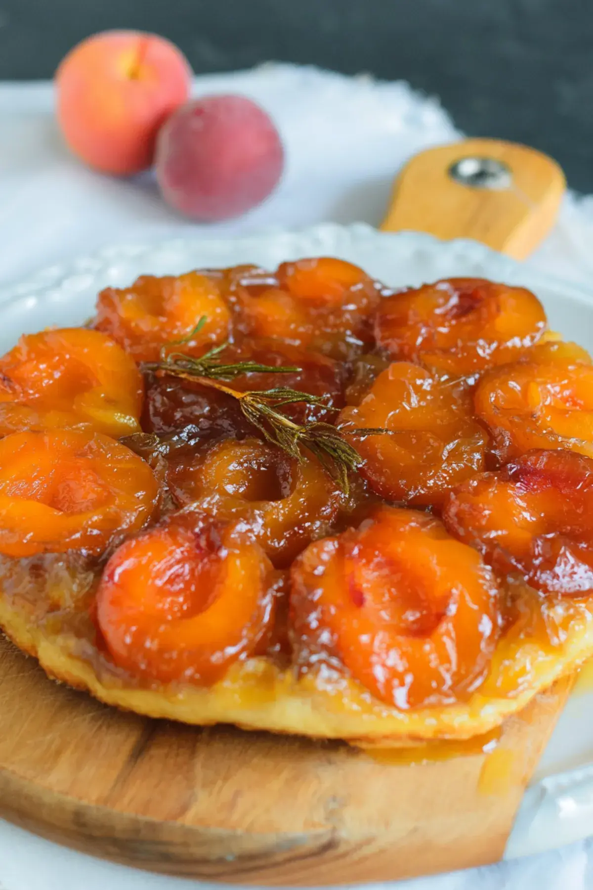Tarte tatin aux abricots et romarin