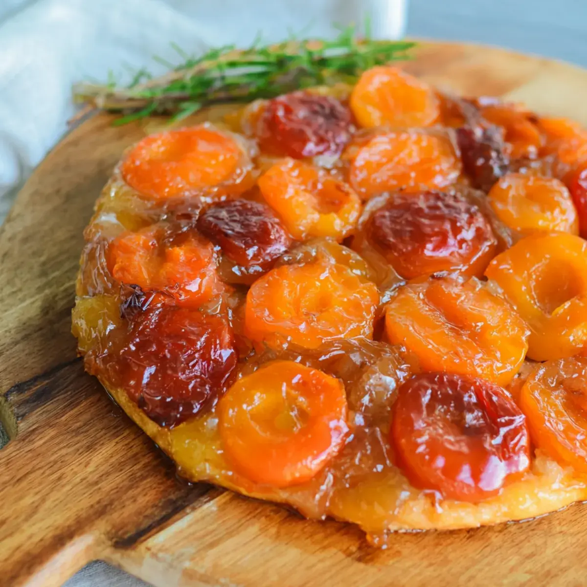 Tarte tatin aux abricots et romarin