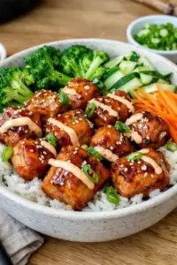 Reisschüssel mit Teriyaki Lachs Häppchen aus der Heißluftfritteuse