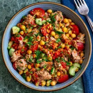 Thunfisch-Kichererbsen-Salat mit Harissa-Dressing