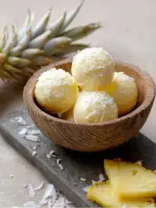 Tropischer Ananas-Kokos-Traum