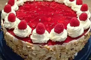 Klassische Windbeutel-Torte